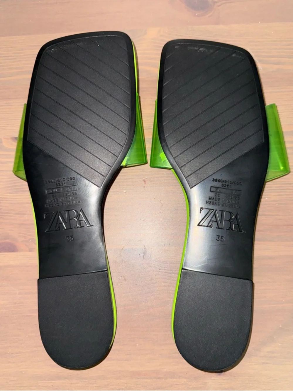 ZARA Flat Vinyl Sandals neon green Size 35 Women's - Picture 4 of 4